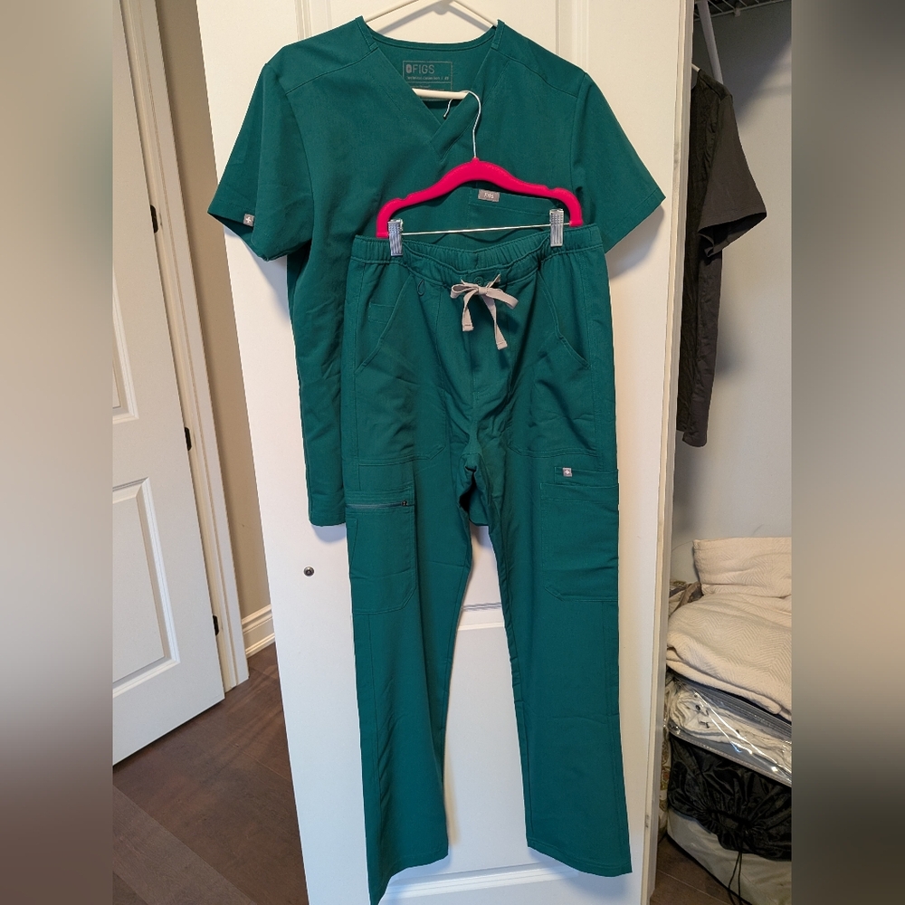 Figs Men's Hunter Green Scrub Set- Leon Scrub Top And Cairo Cargo Scrub Pants